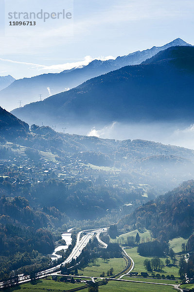 Blick auf Venthon  Französische Alpen  Savoie  Rhone Alpes  Frankreich  Europa