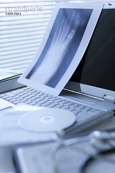 Stethoskop  Röntgengerät und Laptop