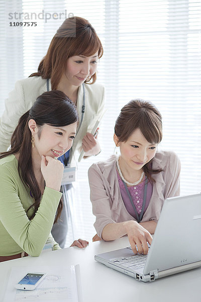 Drei Frauen arbeiten am Computer