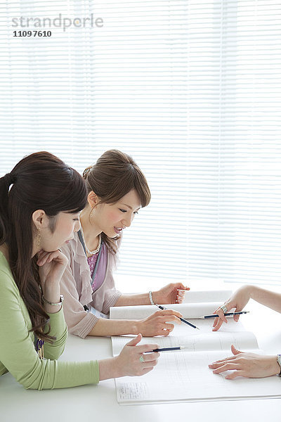 Drei Frauen arbeiten