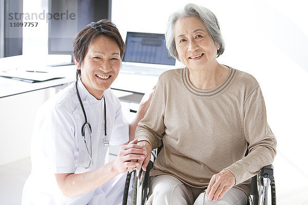 Arzt mit älterer Frau