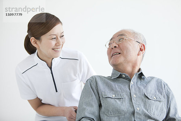 Weibliche Krankenschwester mit älterem männlichen Patienten