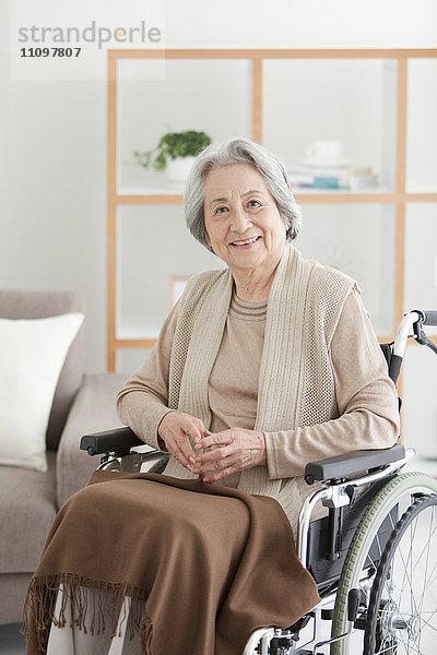 Porträt einer älteren Frau im Rollstuhl