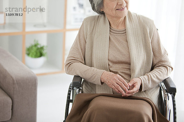 Ältere Frau im Rollstuhl