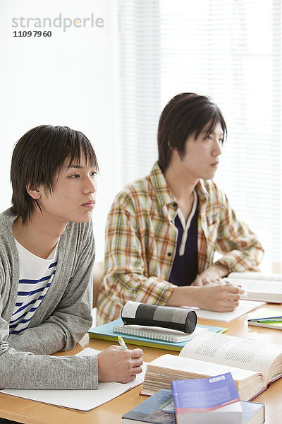 Zwei männliche Studenten im Klassenzimmer