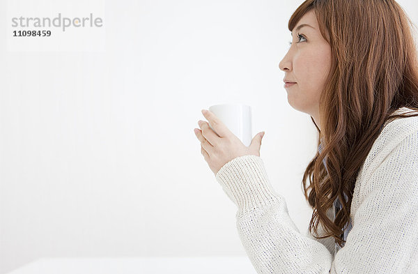 Junge Frau mit einem Becher