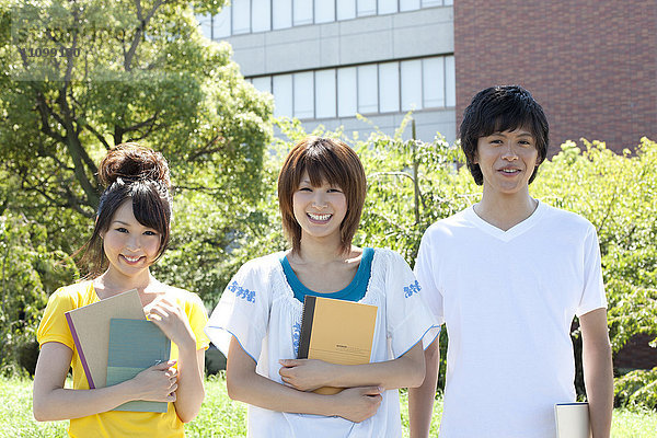 Drei Studenten stehen draußen