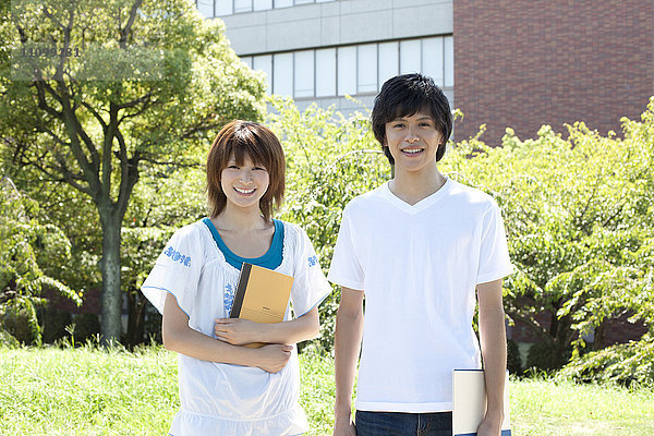 Zwei Studenten stehen draußen