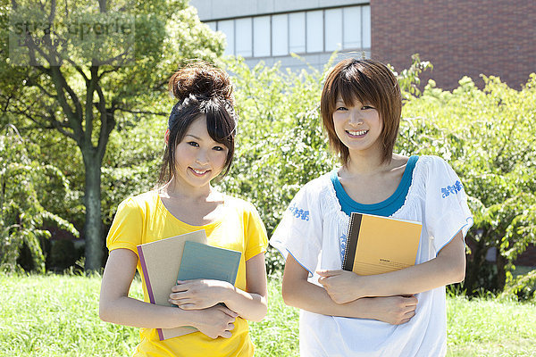 Zwei Studentinnen stehen draußen