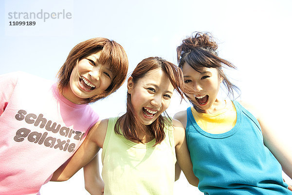 Drei Freundinnen lächelnd