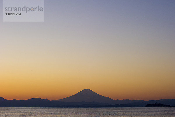 Berg Fuji in der Dämmerung