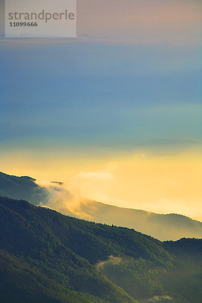 Berglandschaft in der Abenddämmerung