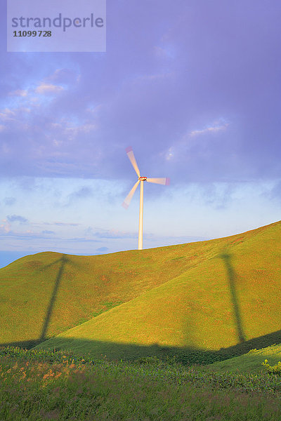 Windturbine auf einem Hügel