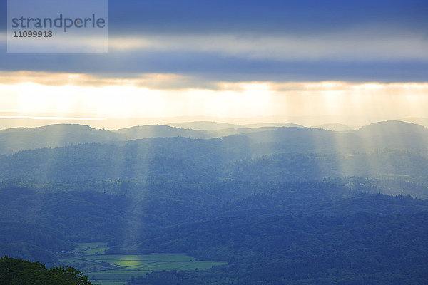 Bergkette und Sonnenstrahlen