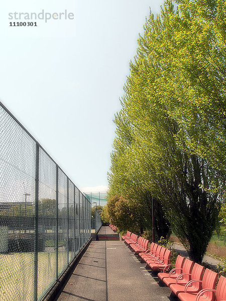 Tennisplatz und Sitzgelegenheiten