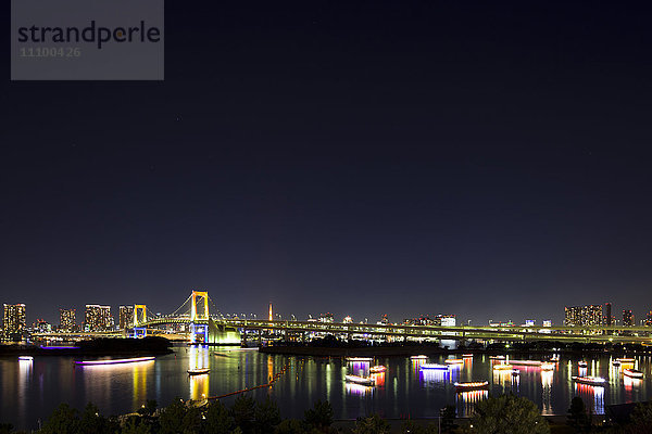 Odaiba und Regenbogenbrücke bei Nacht