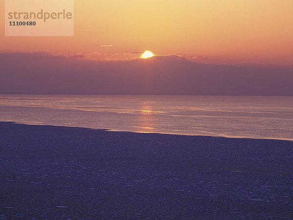 Sonnenuntergang über dem Meer im Winter