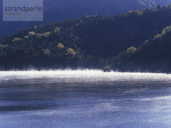 Shikaribetsu-See im Herbst