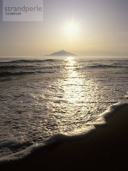 Die Insel Rishiri in der Abenddämmerung