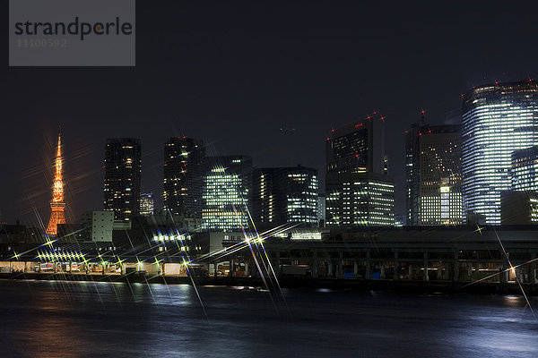 Skyline von Tokio bei Nacht