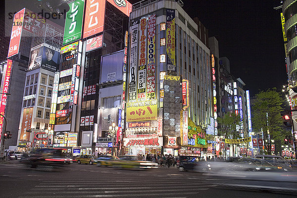 Yasukuni-Straße bei Nacht