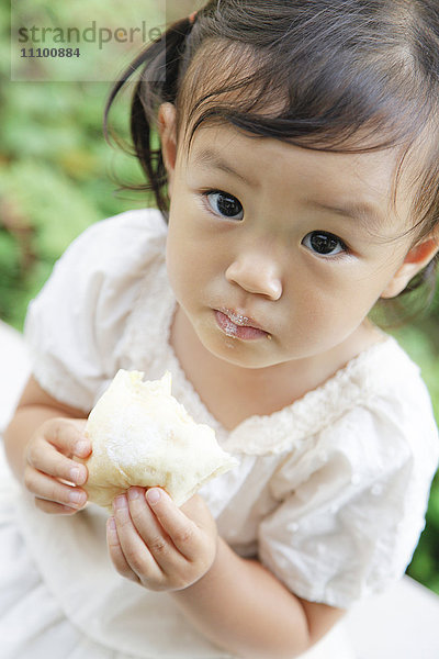 Baby Girl isst Brot