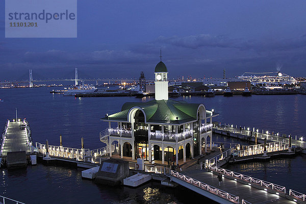Pier bei Nacht  Yokohama City  Präfektur Kanagawa  Honshu  Japan