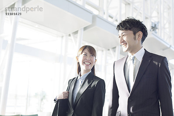 Lächelnde Geschäftsleute  Präfektur Fukuoka  Kyushu  Japan