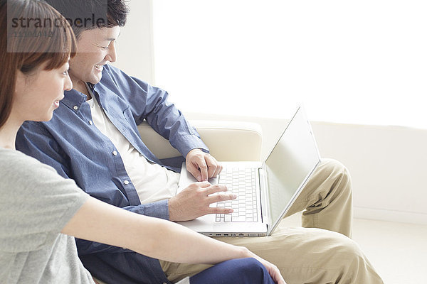 Ehepaar benutzt Laptop