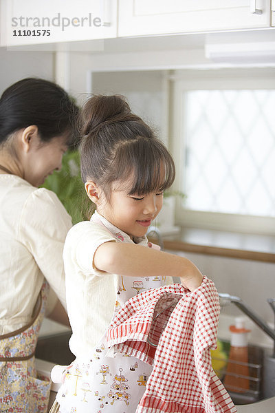 Mutter und Tochter beim Geschirrspülen