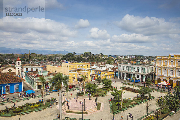 Blick auf den Parque Serafin Sanchez  den Hauptplatz  umgeben von neoklassizistischen Gebäuden  Sancti Spiritus  Provinz Sancti Spiritus  Kuba  Westindien  Karibik  Mittelamerika