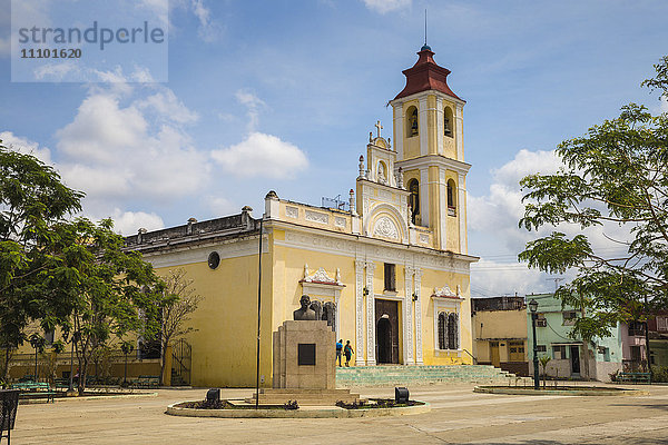 Parque Maceo  Iglesia de Nuestra Senora de la Caridad  Sancti Spiritus  Provinz Sancti Spiritus  Kuba  Westindien  Karibik  Mittelamerika