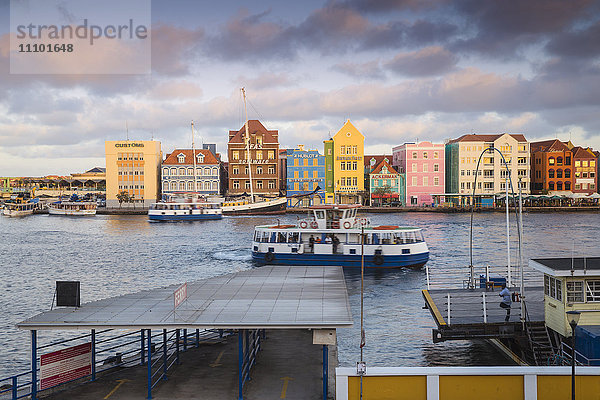 Blick auf das Otrobanda-Fährterminal und die niederländischen Kolonialgebäude an der Handelskade entlang der Uferpromenade von Punda  UNESCO-Weltkulturerbe  Willemstad  Curacao  Westindische Inseln  Kleine Antillen  ehemalige Niederländische Antillen  Karibik  Mittelamerika