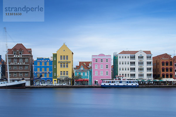 Blick auf die St.-Anna-Bucht mit Blick auf die kolonialen Kaufmannshäuser an der Handelskade entlang der Uferpromenade von Punda  UNESCO-Weltkulturerbe  Willemstad  Curacao  Westindische Inseln  Kleine Antillen  ehemalige Niederländische Antillen  Karibik  Mittelamerika