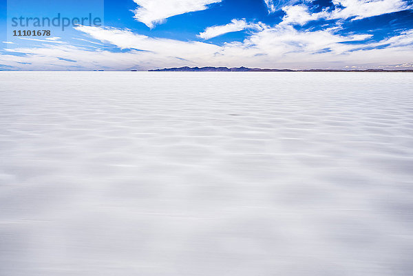 Fahrt durch die Salzwüste von Uyuni (Salar de Uyuni)  Uyuni  Bolivien  Südamerika