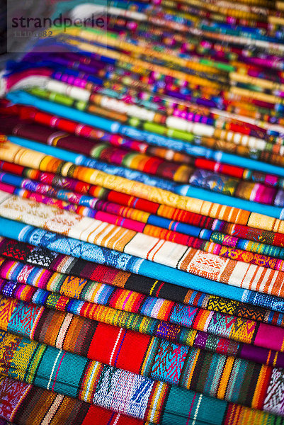 Schals zu verkaufen in Otavalo Market  Provinz Imbabura  Ecuador  Südamerika