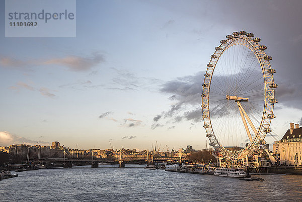 Das London Eye bei Sonnenuntergang (Millennium Wheel)  South Bank  London  England  Vereinigtes Königreich  Europa