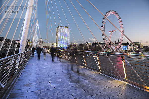 Das London Eye  gesehen von der Golden Jubilee Bridge bei Nacht  London  England  Vereinigtes Königreich  Europa