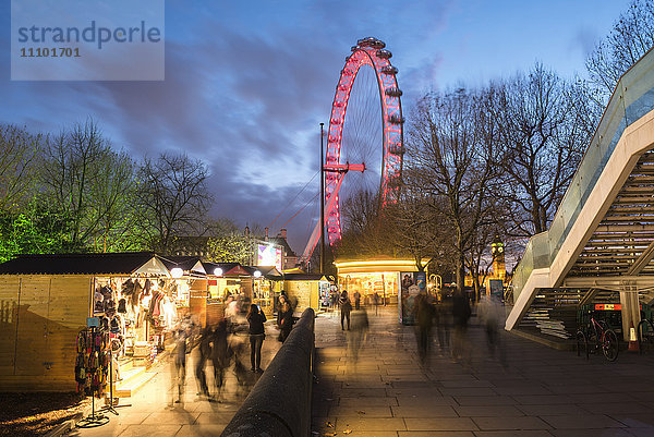 Weihnachtsmarkt in Jubilee Gardens  mit dem London Eye bei Nacht  South Bank  London  England  Vereinigtes Königreich  Europa