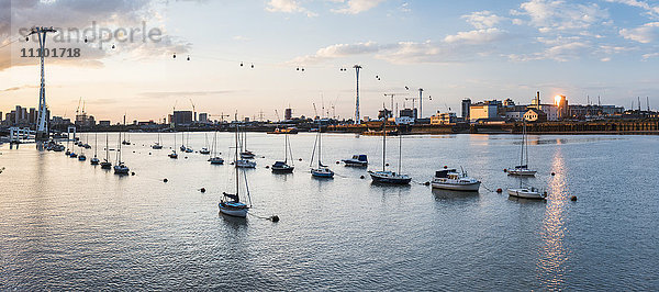 Themse bei Sonnenuntergang und die Emirates Air Line Cable Car  East London  England  Vereinigtes Königreich  Europa