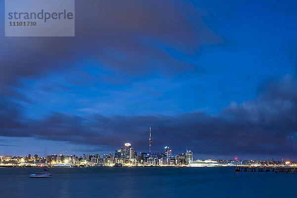 Skyline von Auckland bei Nacht  gesehen von Devenport  Auckland  Nordinsel  Neuseeland  Pazifik