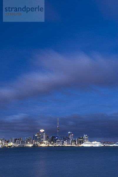 Skyline von Auckland bei Nacht  gesehen von Devenport  Auckland  Nordinsel  Neuseeland  Pazifik