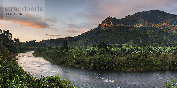 Namorona-Fluss bei Sonnenaufgang  Ranomafana-Nationalpark  Zentrales Hochland von Madagaskar  Madagaskar  Afrika