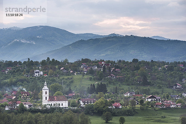 Rumänische Landschaft um das Schloss Bran bei Sonnenuntergang  Transsilvanien  Rumänien  Europa