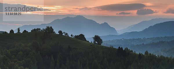 Karpatenlandschaft bei Sonnenaufgang in der Nähe von Schloss Bran  Transsilvanien  Rumänien  Europa