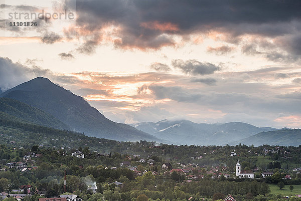 Rumänische Landschaft um das Schloss Bran bei Sonnenuntergang  Transsilvanien  Rumänien  Europa