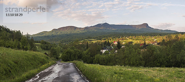 Ländliche Landschaft der Maramures bei Sonnenaufgang  Breb (Brebre)  Maramures  Rumänien  Europa