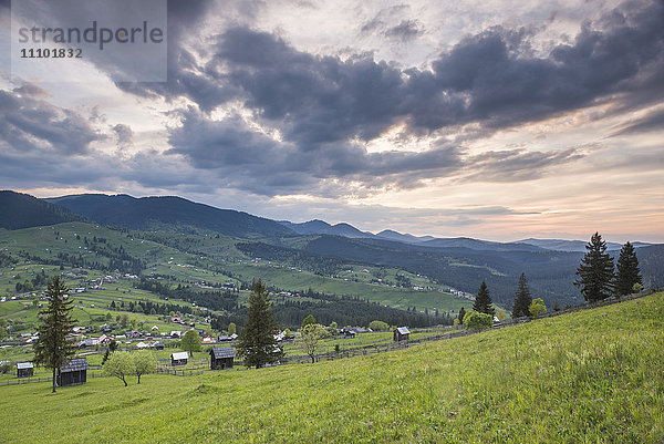 Bukowina Region (Bucovina) Landschaft bei Sonnenuntergang  Paltinu  Rumänien  Europa