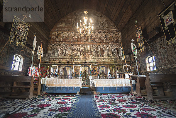 Alte bemalte Holzkirche in Sarbi  Maramures  Rumänien  Europa