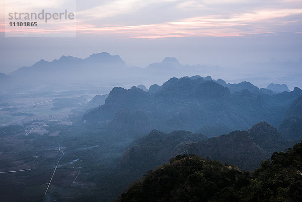 Blick vom Berg Zwegabin bei Sonnenaufgang  Hpa An  Bundesstaat Kayin (Karen-Staat)  Myanmar (Birma)  Asien